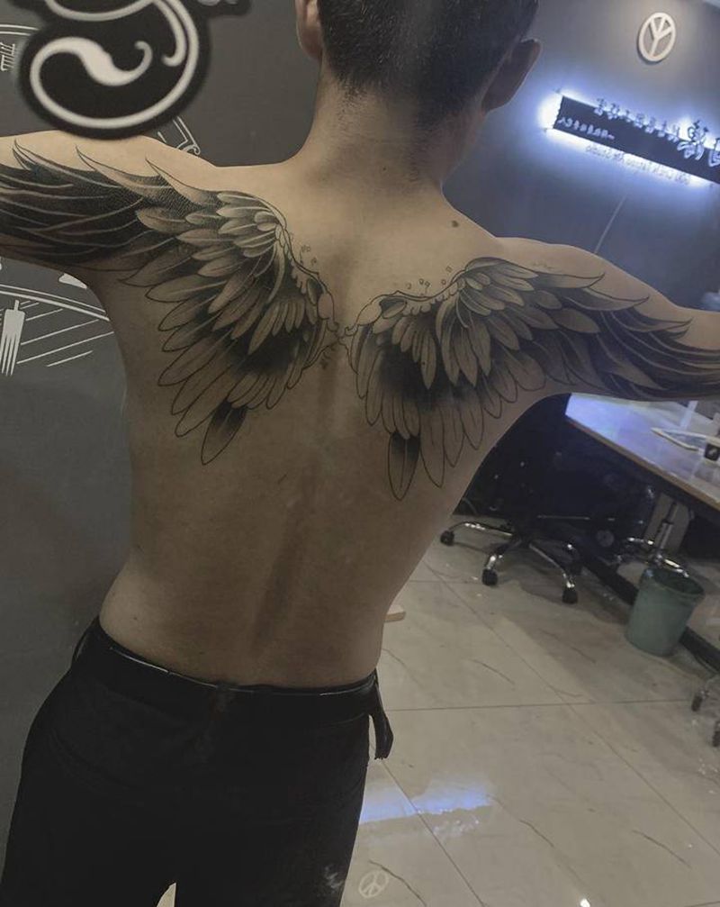 翅膀纹身图片_背部纹身图案