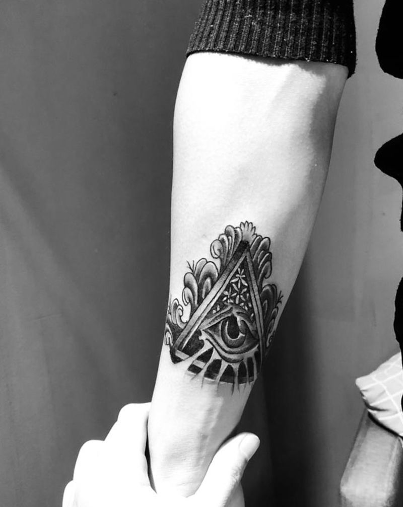 上帝之眼纹身图片_手臂点刺纹身图案