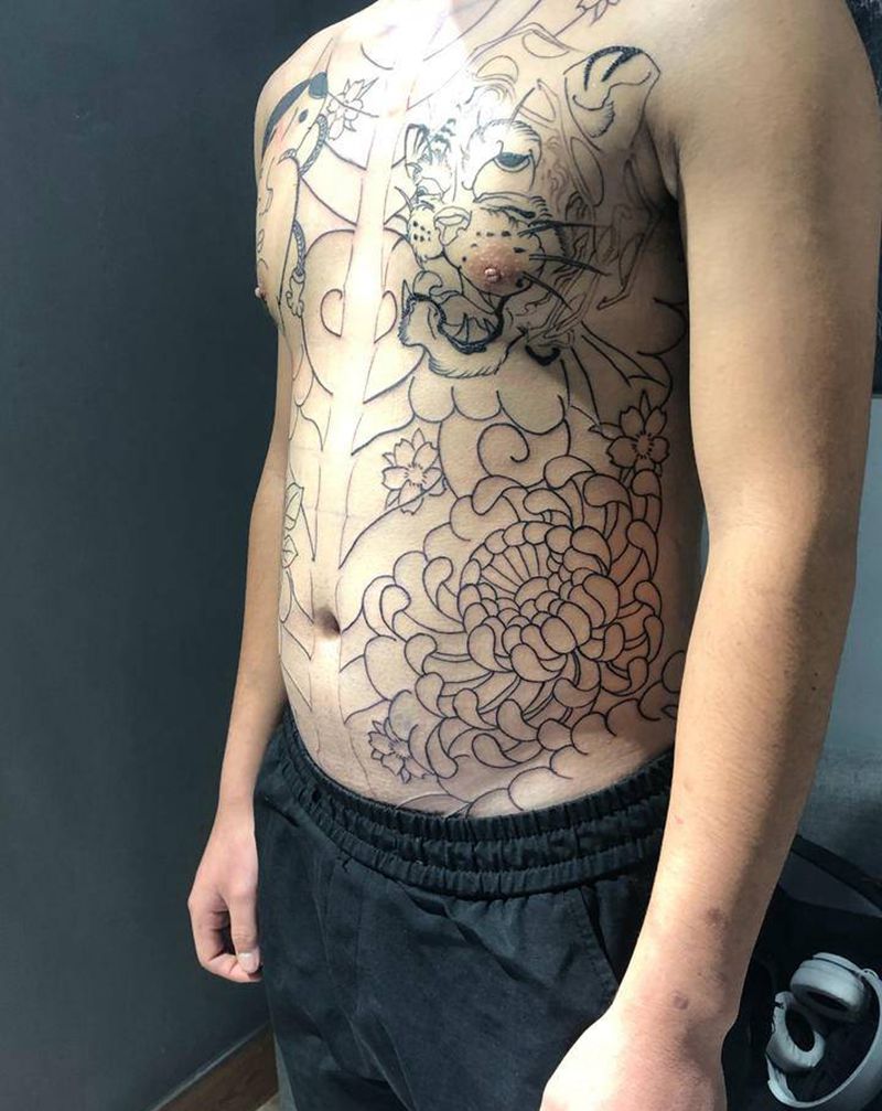 开衫进度纹身图片_胸部老传统纹身图案