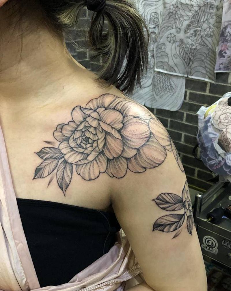 素花纹身图片_肩部胸部纹身图案