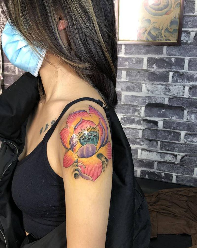 荷花纹身图片_肩部Old School纹身图案