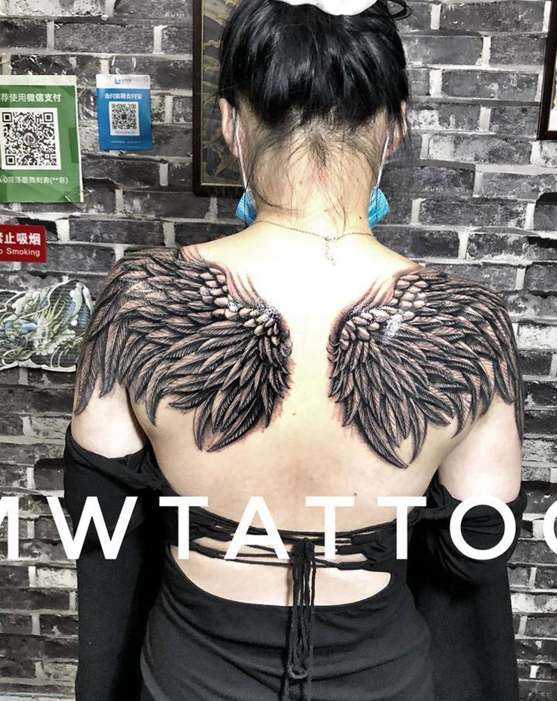 翅膀纹身图片_背部肩部纹身图案