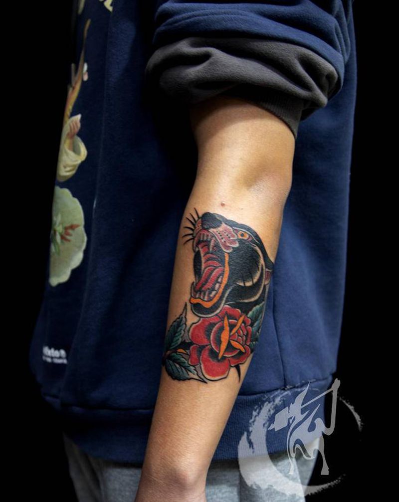 黑豹玫瑰纹身图片_手臂Old School新传统豹子玫瑰纹身图案