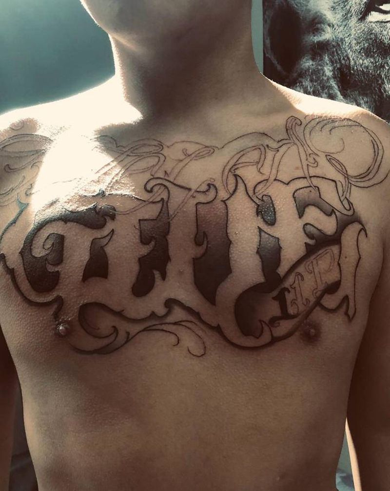 永不放弃未完纹身图片_胸部花体字纹身图案