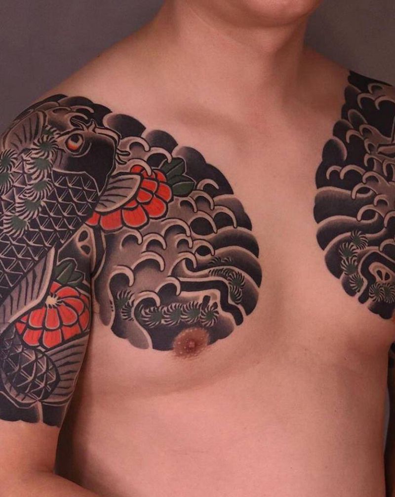 鱼纹身图片_胸部纹身图案