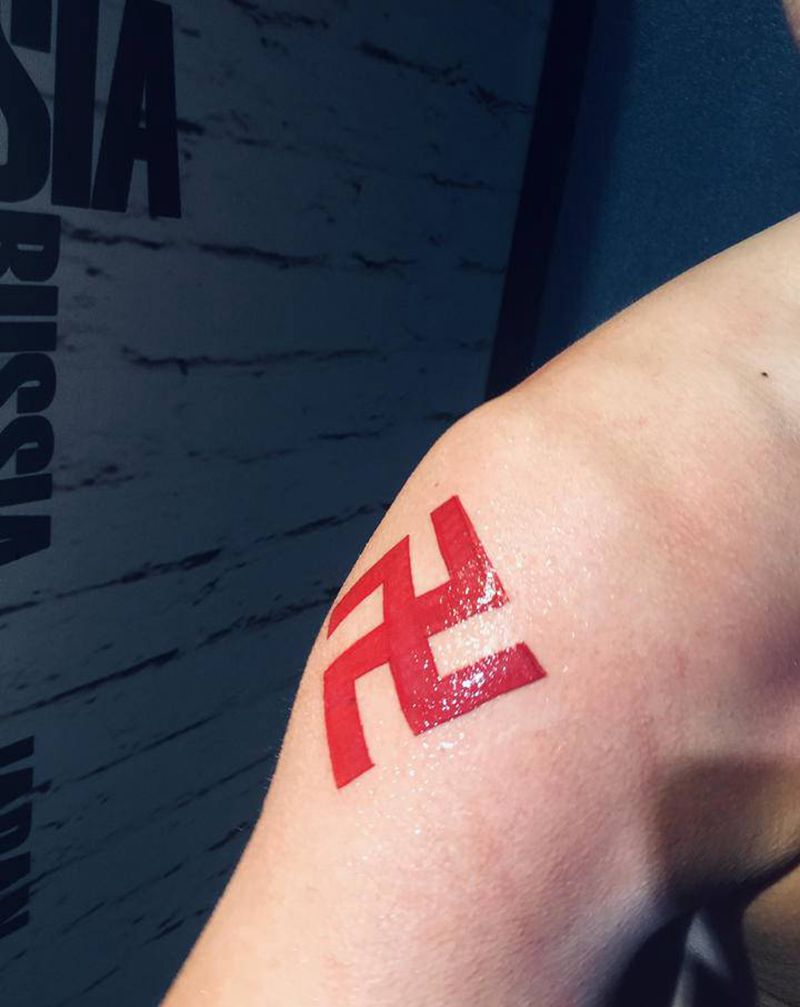 万字符纹身图片_肩部纹身图案