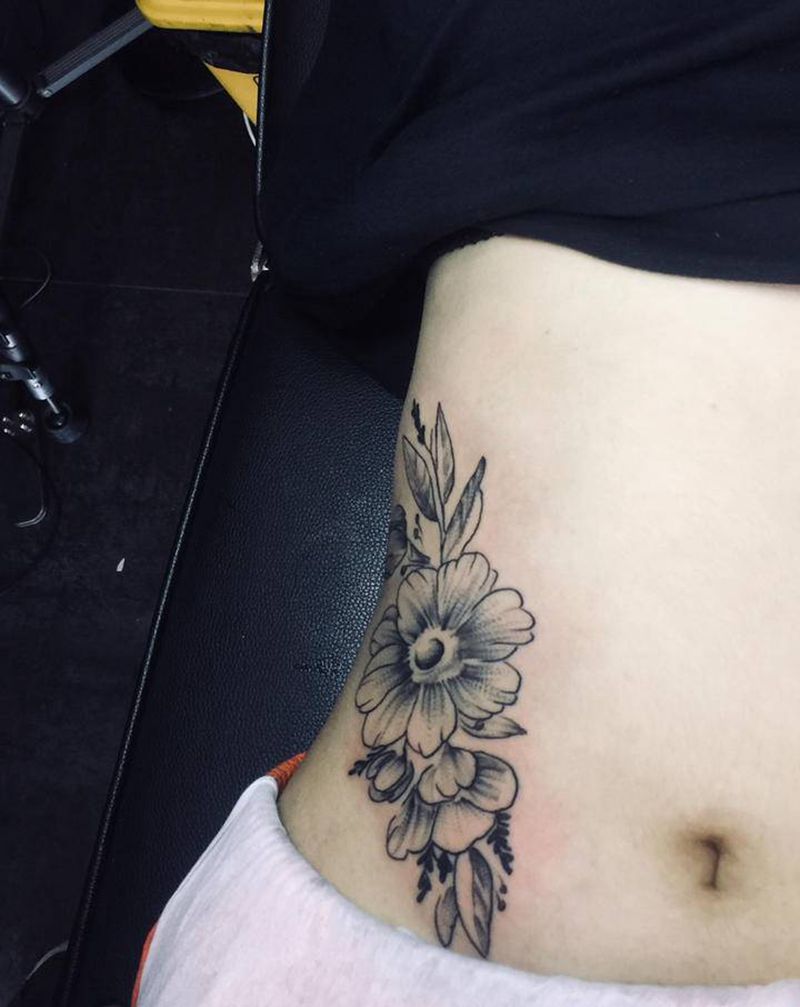 素花纹身图片_腰部点刺纹身图案