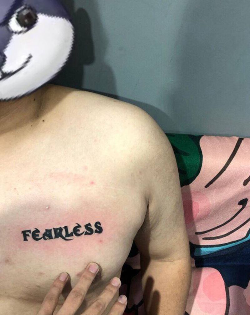 无畏纹身图片_胸部字母纹身图案