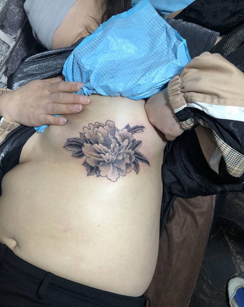 牡丹花纹身图片_胸部纹身图案