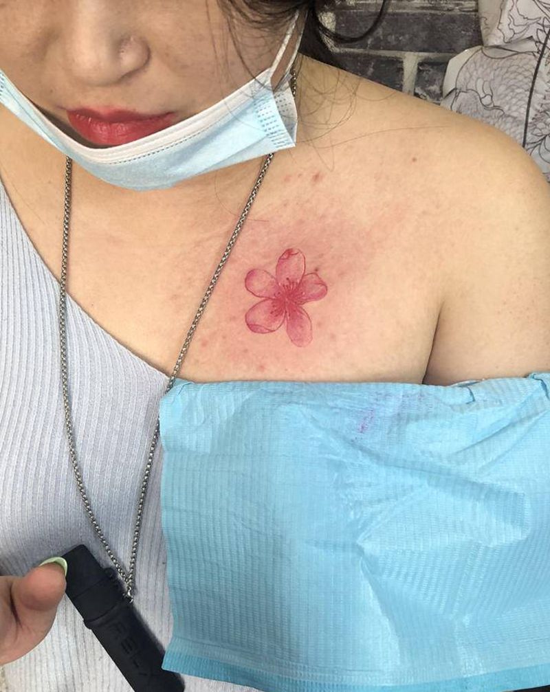 桃花纹身图片_胸部纹身图案