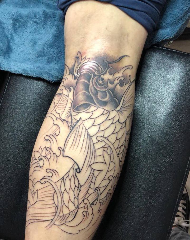 锦鲤纹身图片_腿部新传统纹身图案