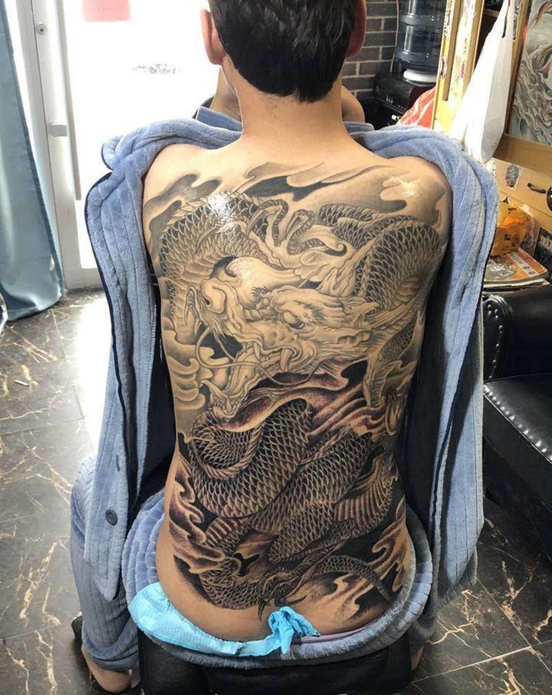 龙纹身图片_背部纹身图案