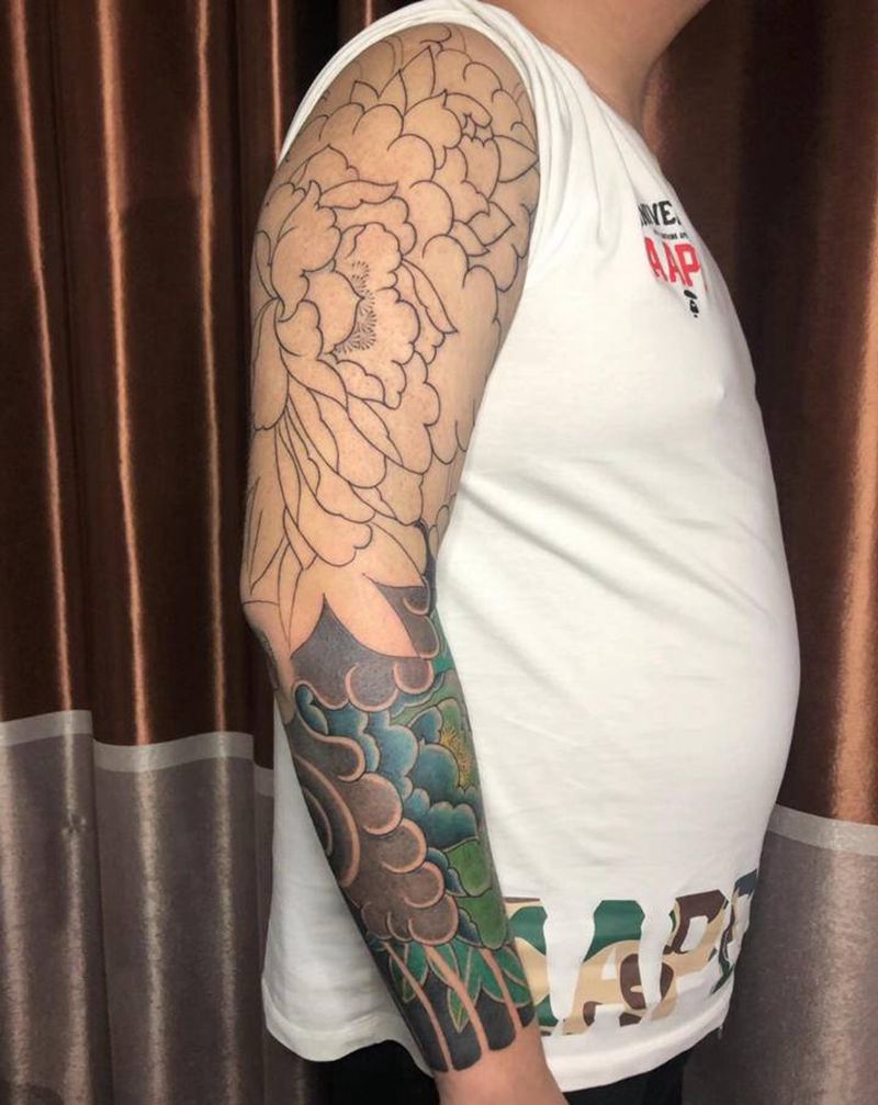 花臂 牡丹纹身图片_手臂老传统纹身图案