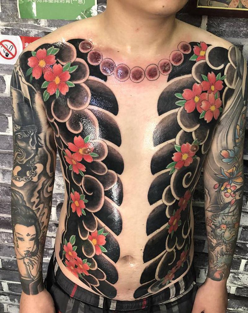 开衫纹身图片_胸部老传统纹身图案