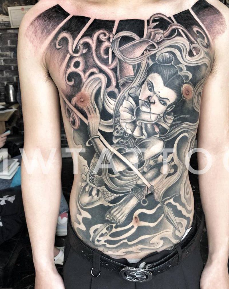 哪吒三太子纹身图片_胸部新传统纹身图案