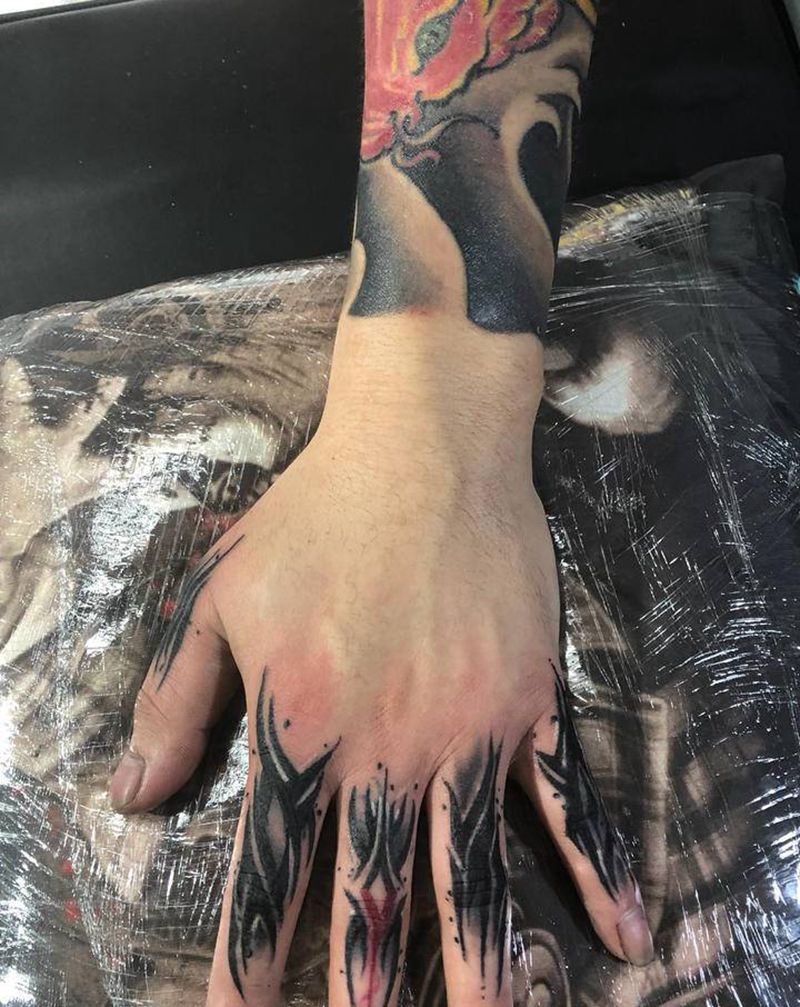 手纹身图片_手部花体字纹身图案