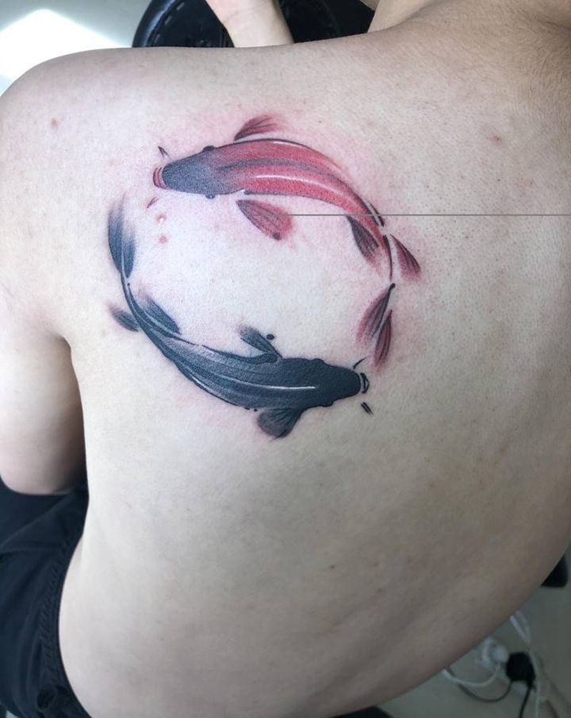 鱼纹身图片_背部水墨纹身图案