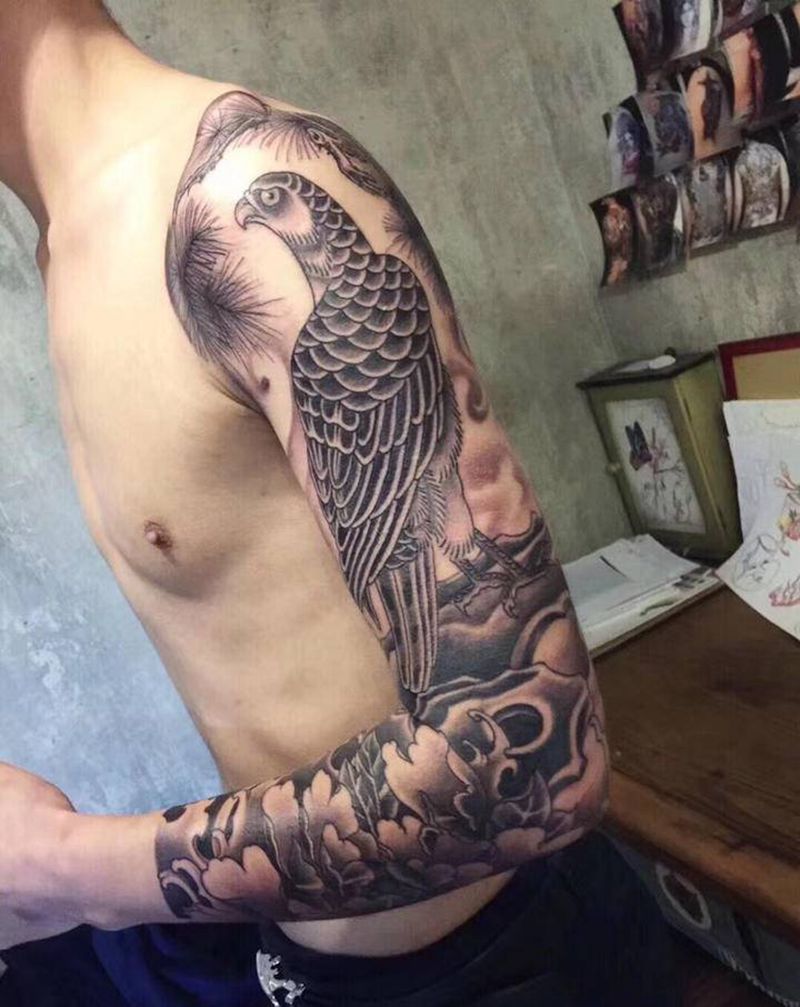 新老传统花臂鹰纹身图片_手臂老传统新传统鹰纹身图案