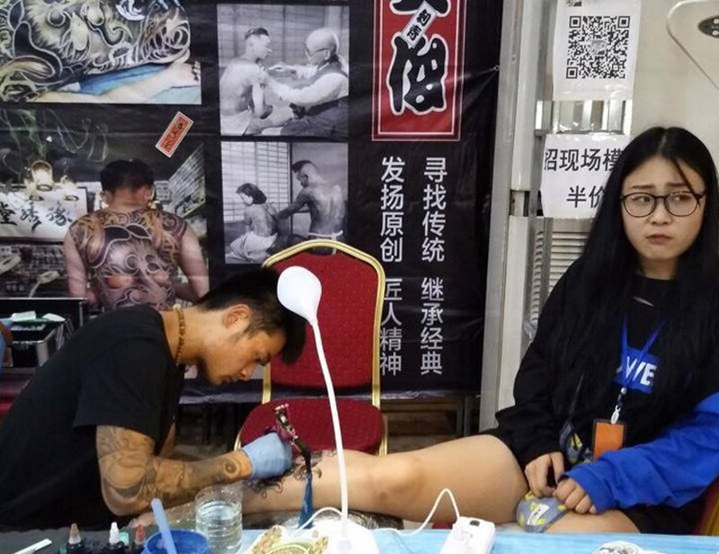 展会现场纹身图片_腿部New School新传统纹身图案
