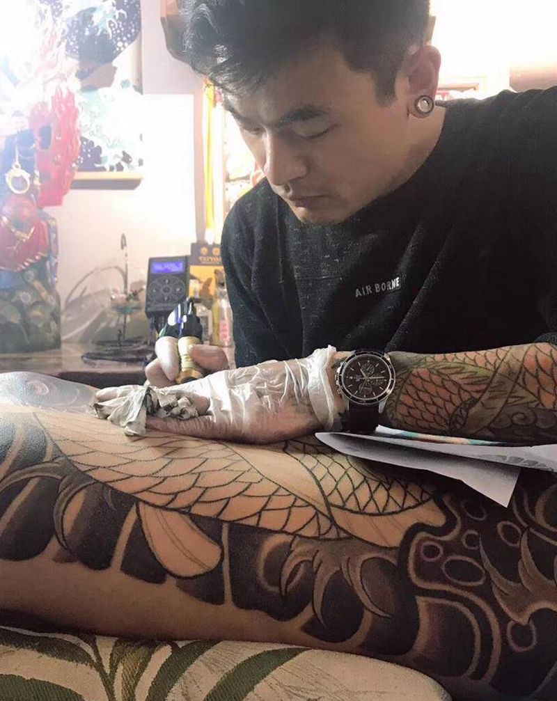 老传统鱼纹身图片_背部老传统鱼暗黑系纹身图案