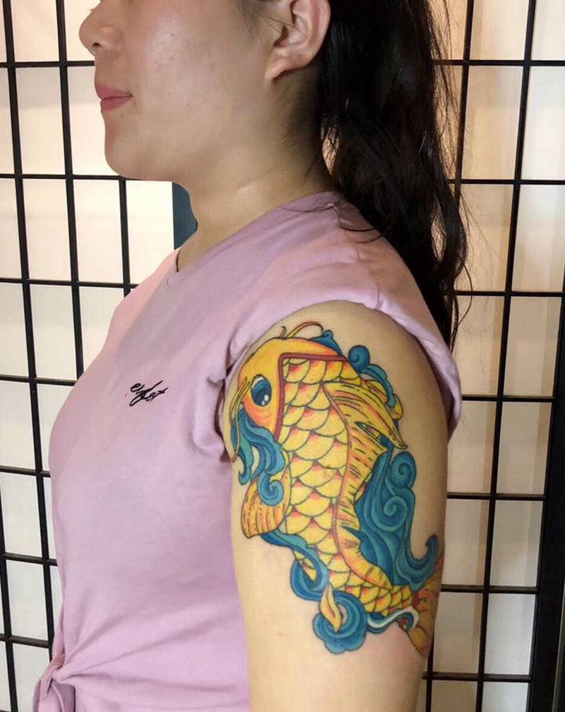 欧美风格锦鲤纹身图片_手臂Old School新传统纹身图案