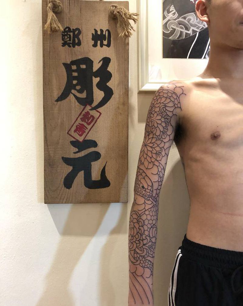 花臂线条纹身图片_手臂老传统纹身图案