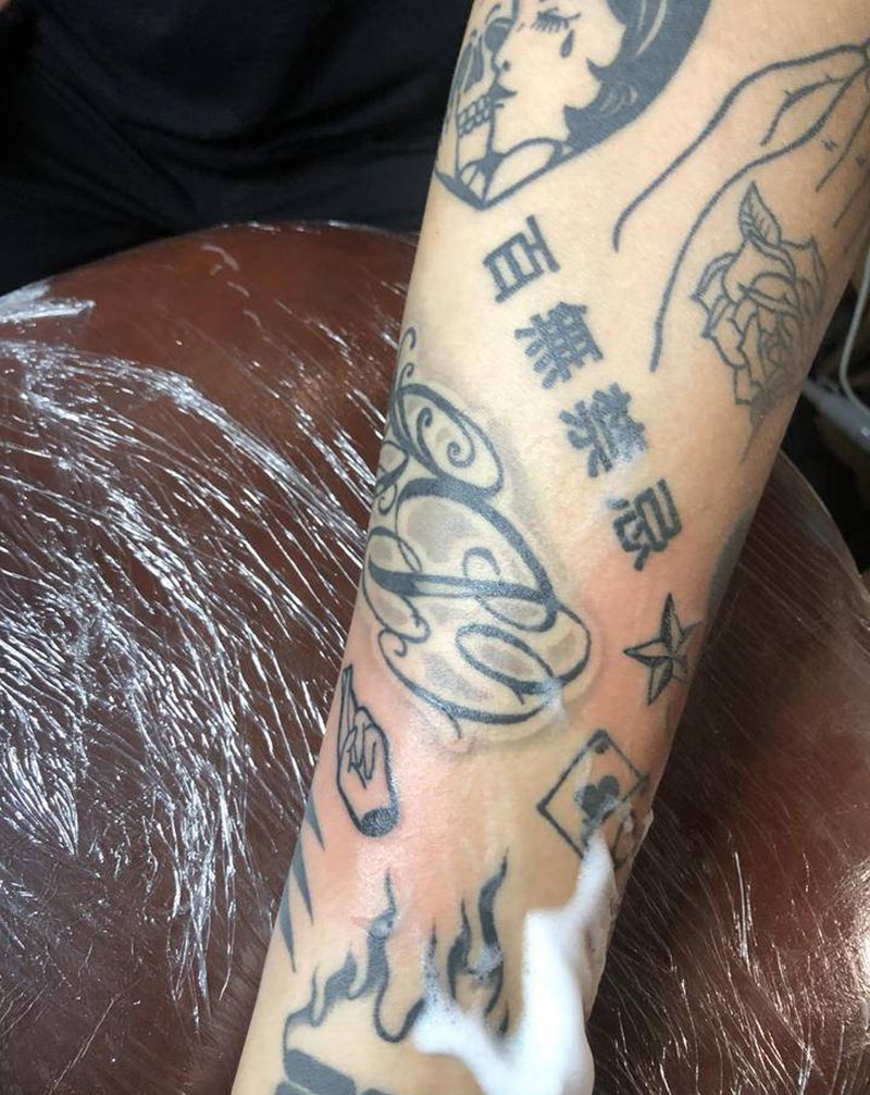 老客人添新图纹身图片_手臂花体字Old School纹身图案