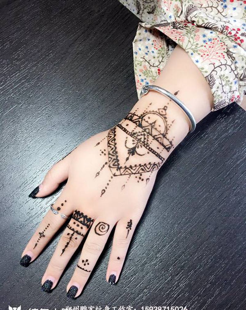 印度海娜手绘纹身纹身图片_手部纹身图案