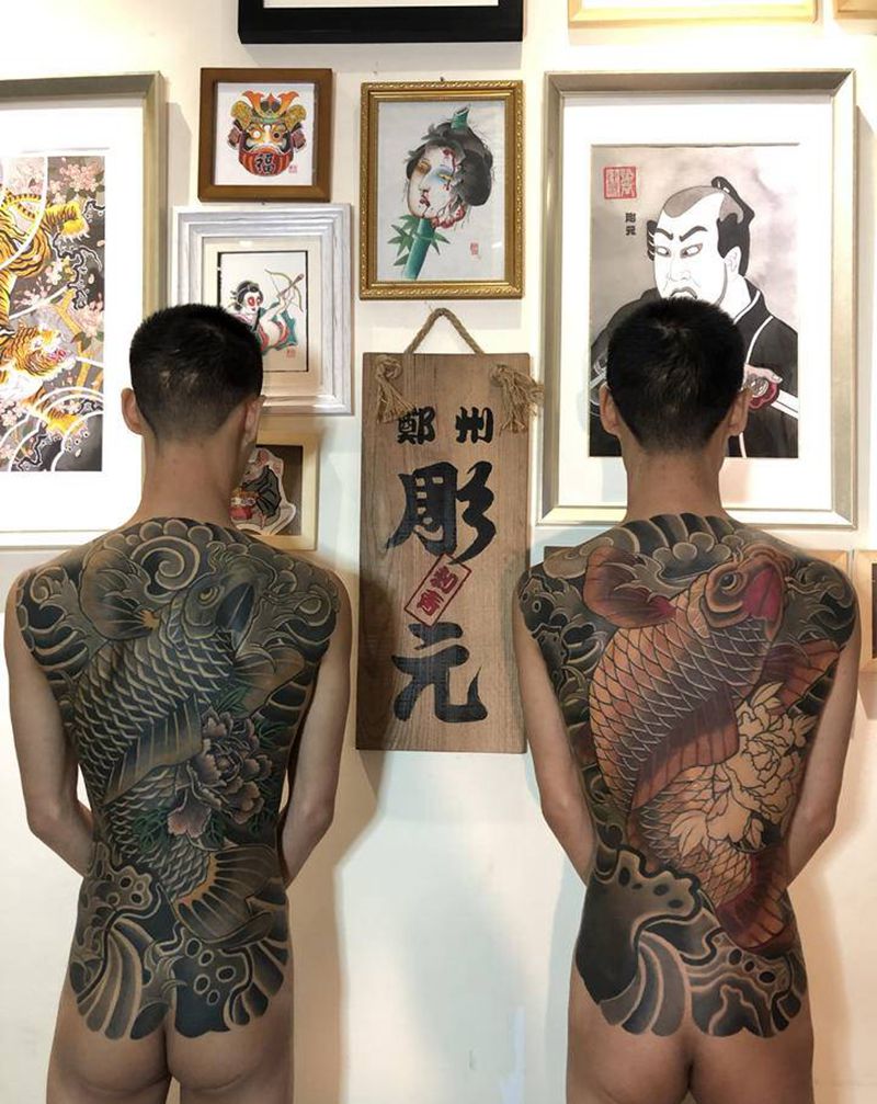 老传统满背鱼纹身图片_背部老传统纹身图案