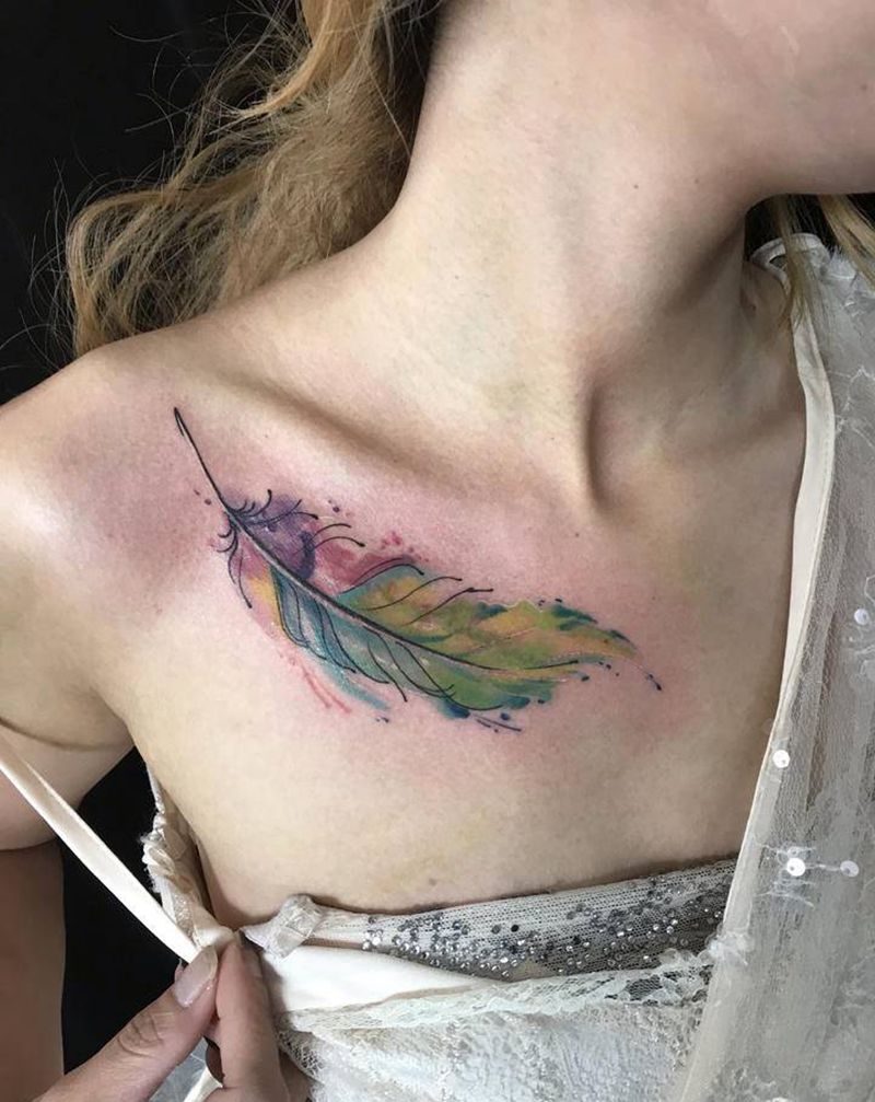 羽毛纹身图片_胸部纹身图案