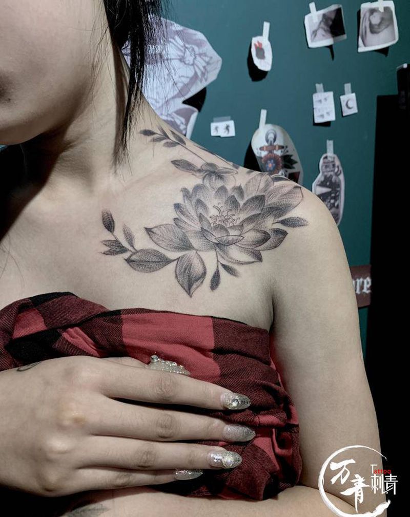 素花纹身图片_胸部肩部点刺前胸素花纹身图案