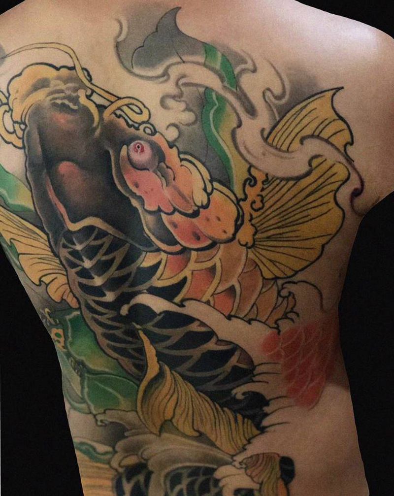 《鱼》纹身图片_背部新传统纹身图案