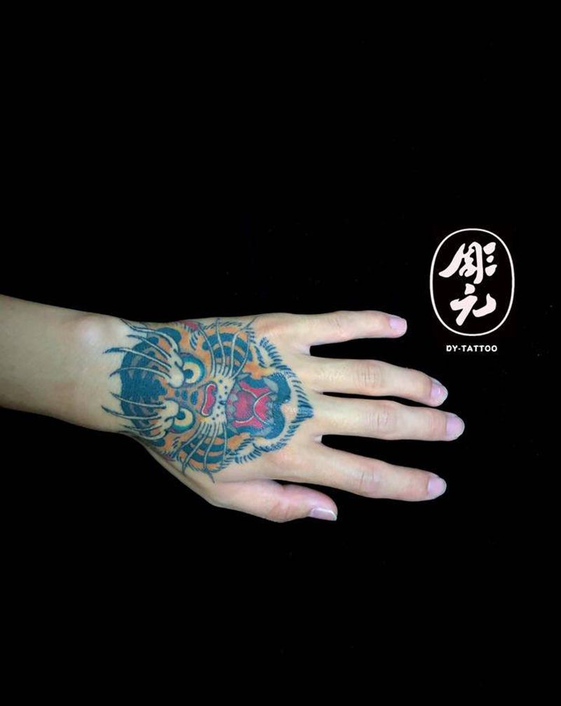 恢复后纹身图片_手部老传统纹身图案