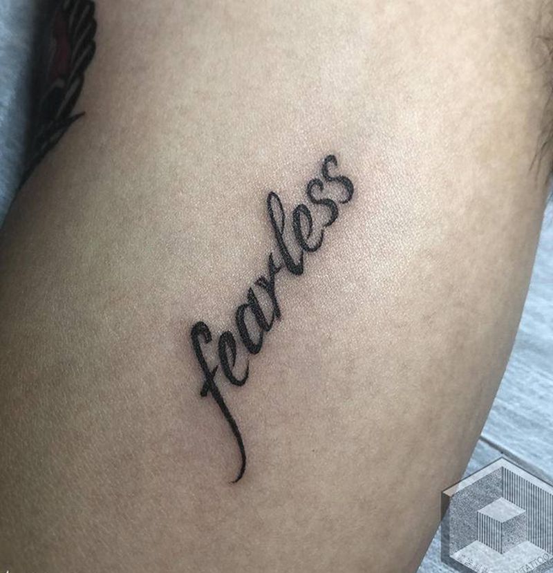 小字母纹身图片_手臂几何纹身图案