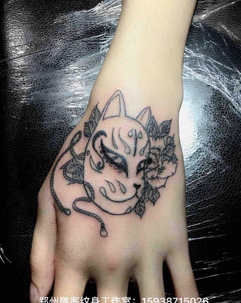 猫咪面具纹身图片_手部老传统纹身图案