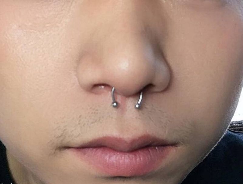 鼻中隔钉纹身图片_穿孔纹身图案