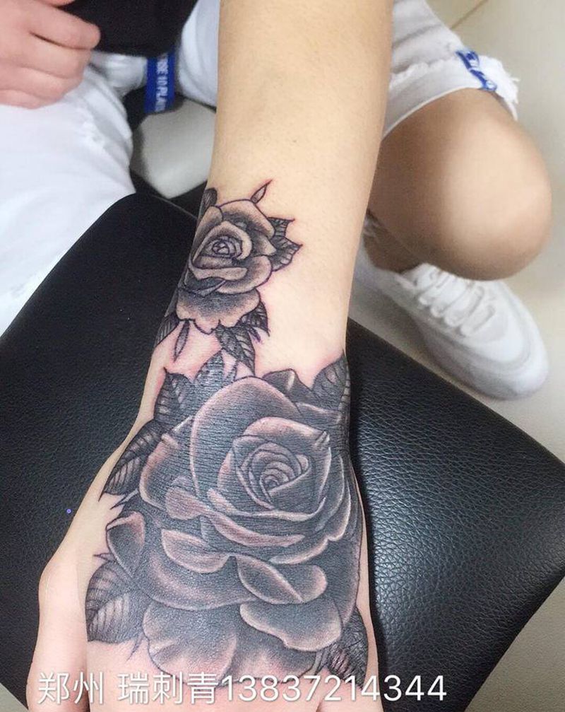 手背花纹身图片_手部纹身图案