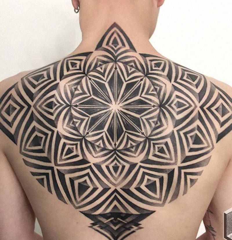 原创点刺图腾满背纹身图片_背部点刺几何纹身图案