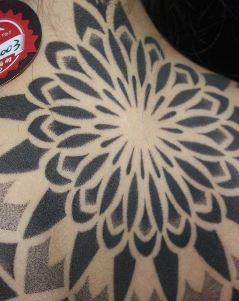 点刺满背细节纹身图片_背部图腾几何纹身图案