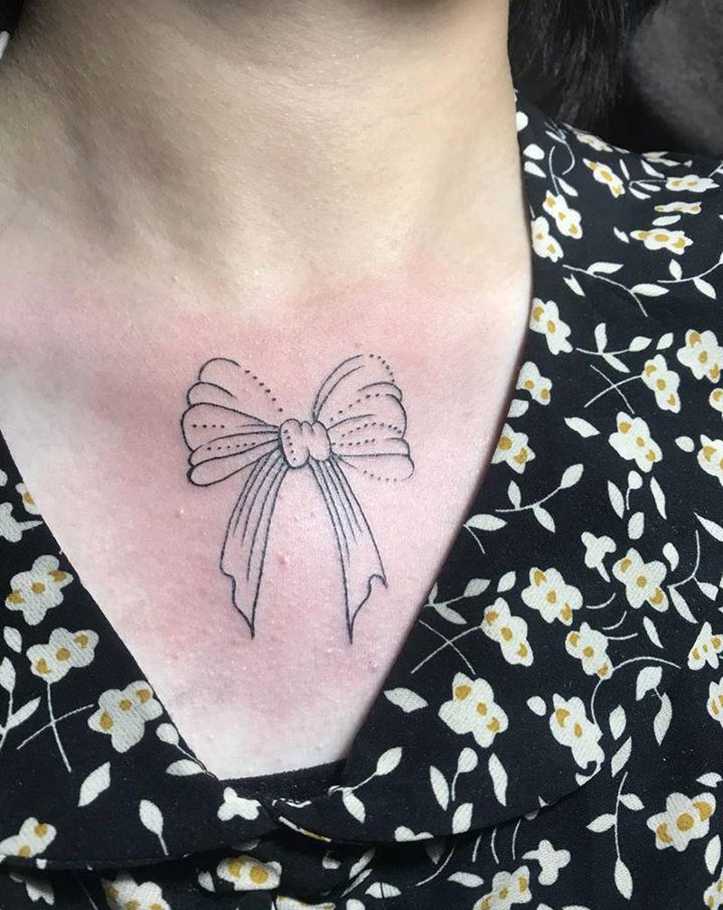 蝴蝶结纹身图片_胸部纹身图案
