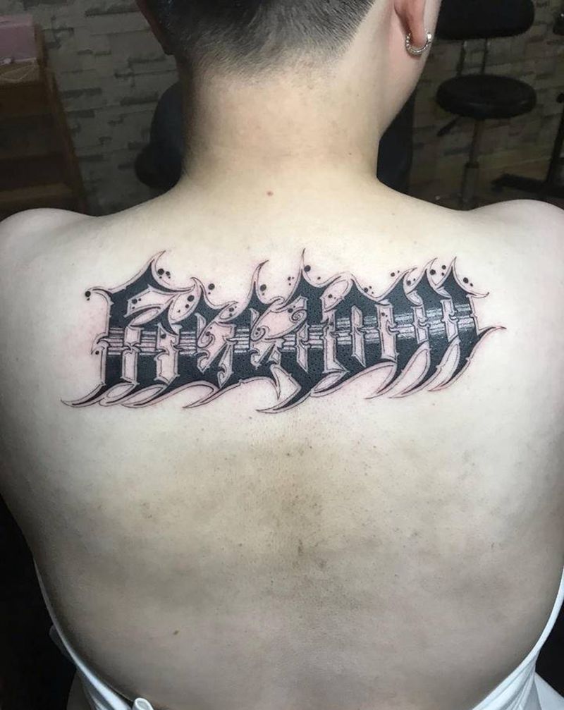 哥特字体纹身图片_背部纹身图案