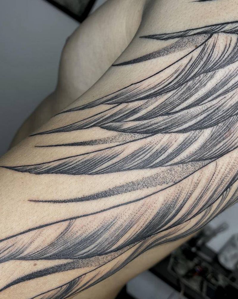 满背翅膀侧面图细节纹身图片_手臂点刺几何纹身图案