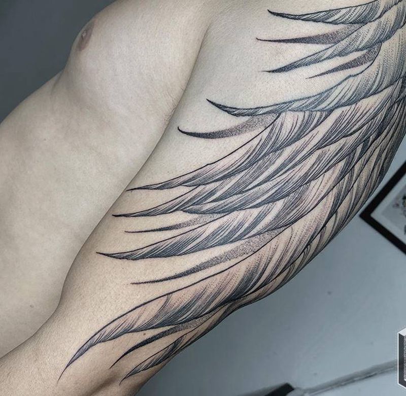 满背点刺翅膀侧面图纹身图片_手臂点刺几何纹身图案