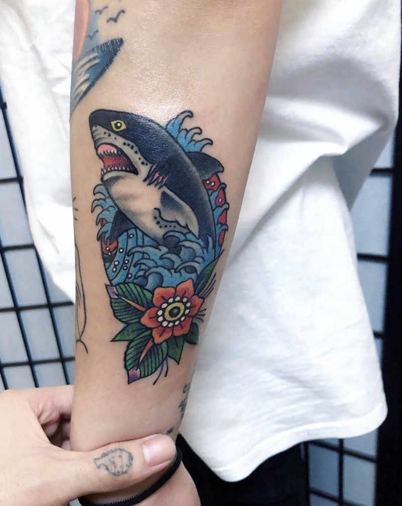 欧美鲨鱼纹身图片_手臂Old School纹身图案