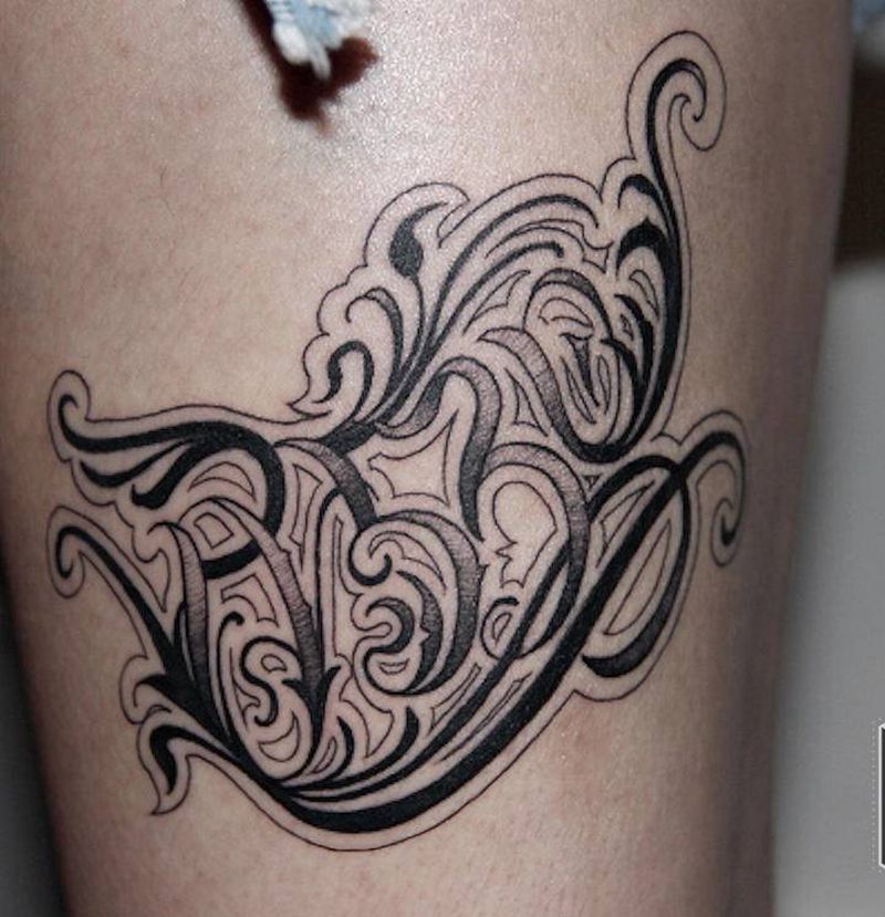 原创花体字设计一侧纹身图片_腿部花体字纹身图案