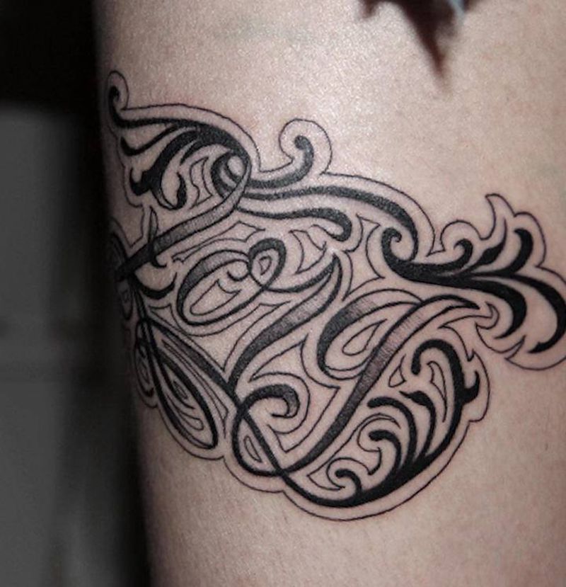 原创花体字设计一侧纹身图片_腿部花体字纹身图案