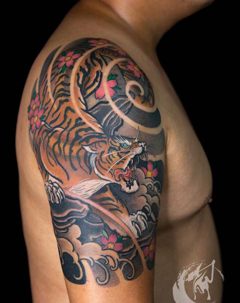 传统大臂老虎纹身图片_肩部老传统老虎纹身图案