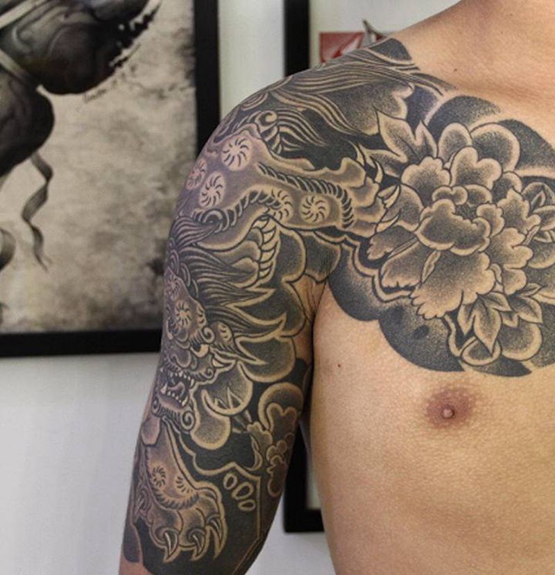 老传统唐狮半甲纹身图片_手臂老传统纹身图案