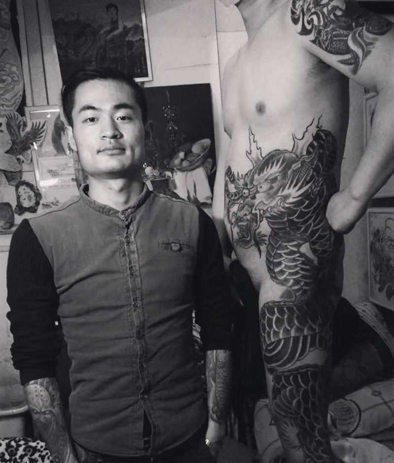 龙盘腿纹身图片_老传统纹身图案