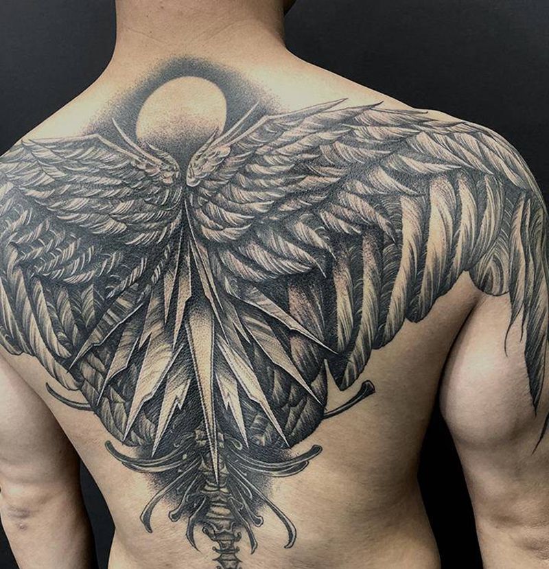 满背翅膀纹身图片_背部几何点刺纹身图案